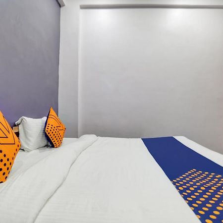 إندور Spot On 76764 Hotel Lux المظهر الخارجي الصورة