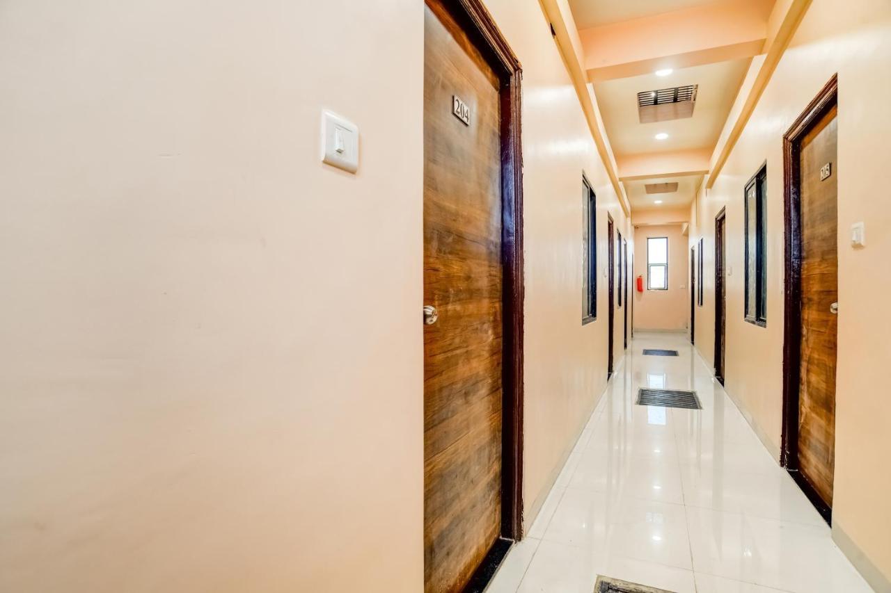 إندور Spot On 76764 Hotel Lux المظهر الخارجي الصورة