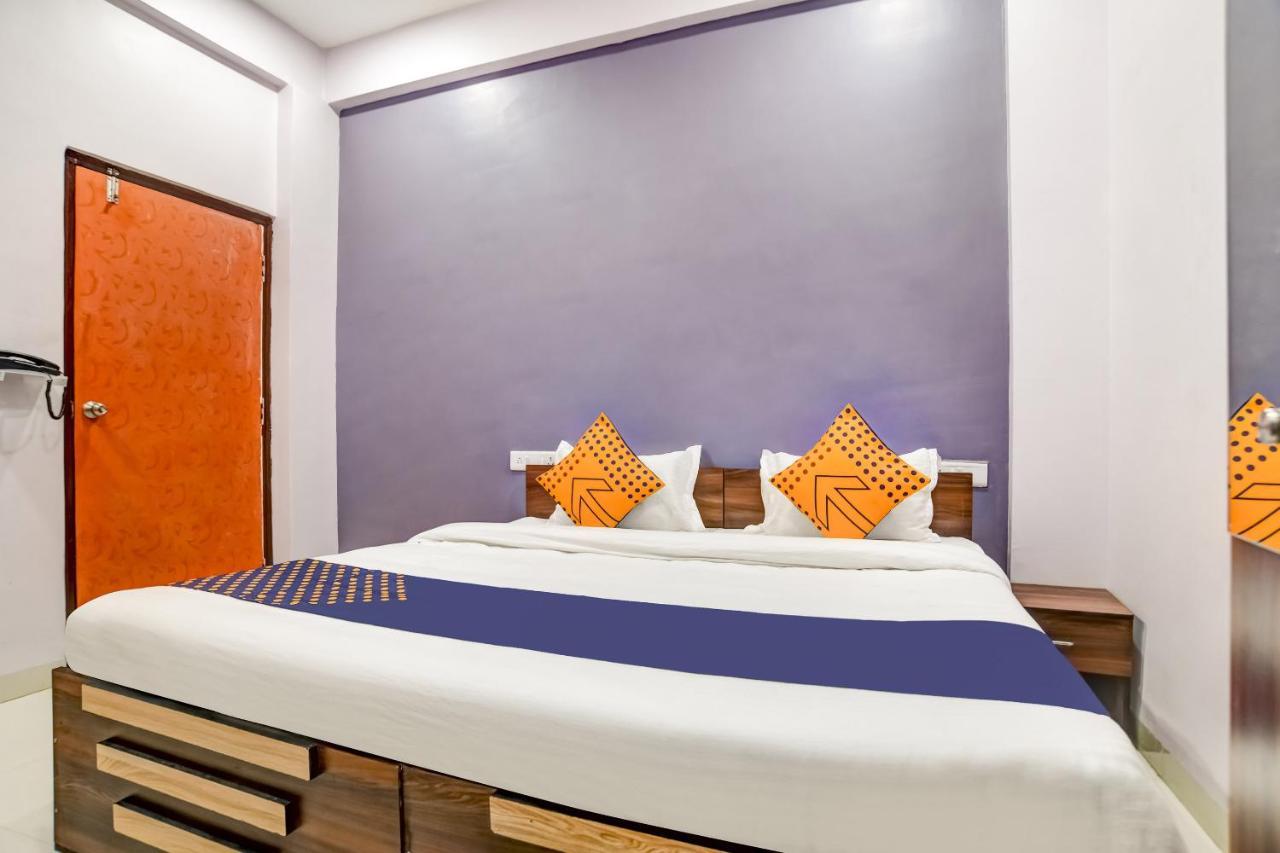 إندور Spot On 76764 Hotel Lux المظهر الخارجي الصورة