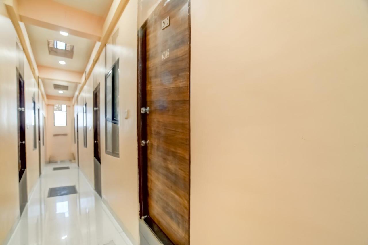 إندور Spot On 76764 Hotel Lux المظهر الخارجي الصورة