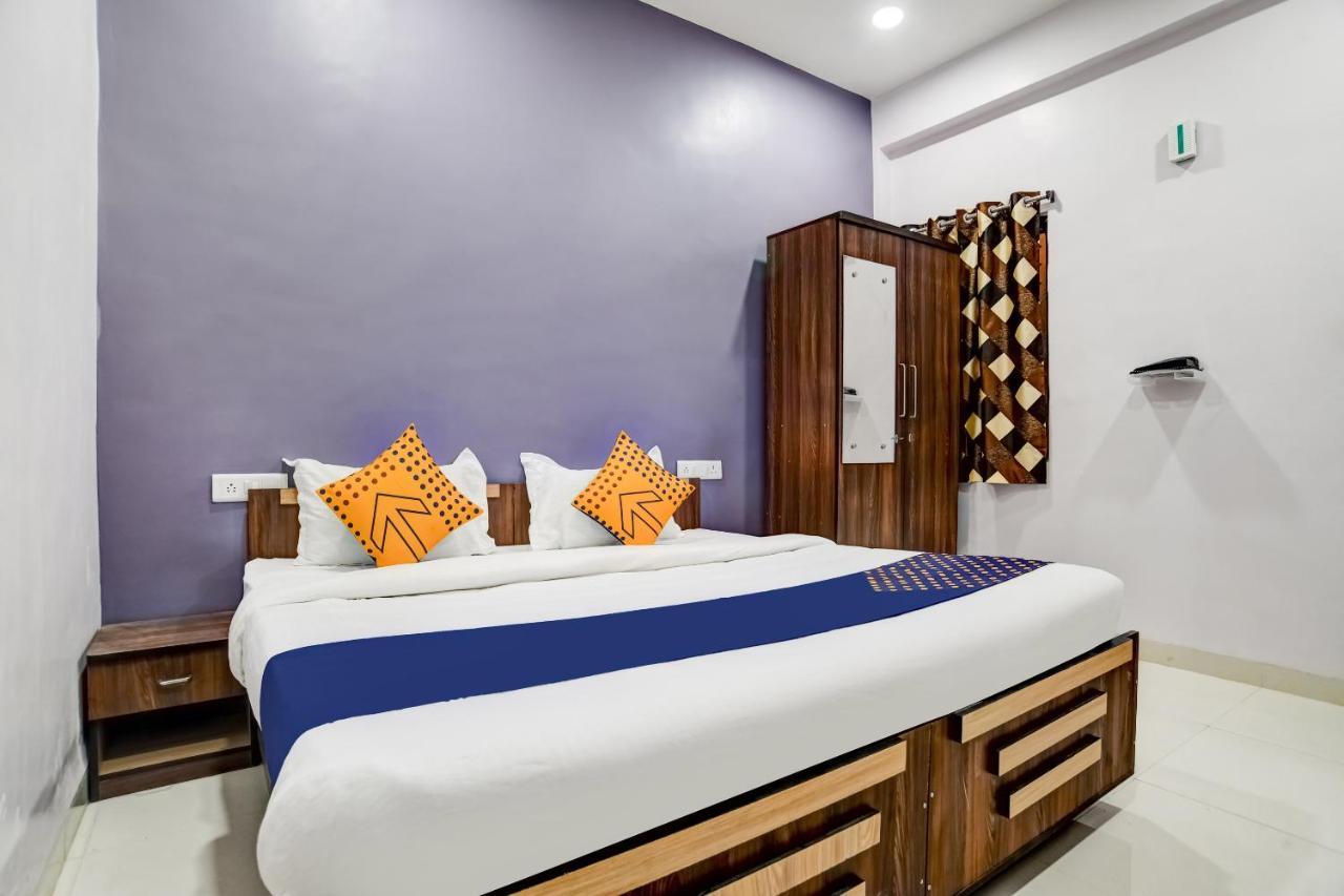 إندور Spot On 76764 Hotel Lux المظهر الخارجي الصورة