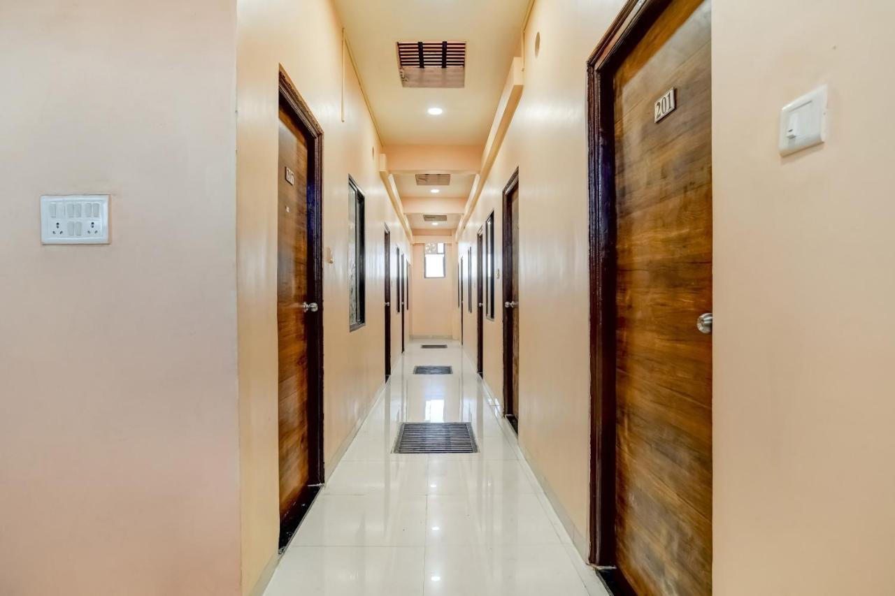 إندور Spot On 76764 Hotel Lux المظهر الخارجي الصورة