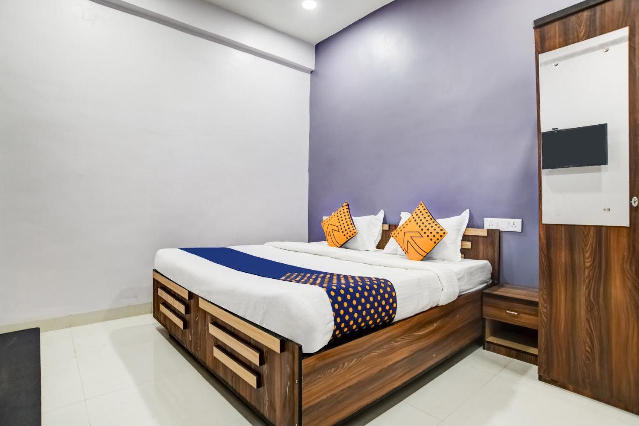 إندور Spot On 76764 Hotel Lux المظهر الخارجي الصورة